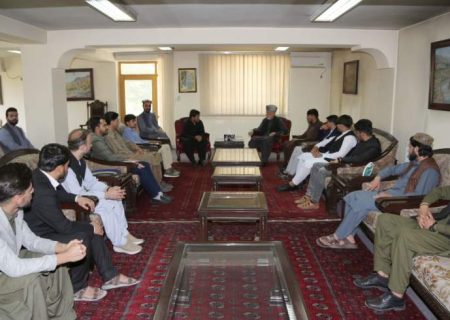 حامدکرزی: در دیدار با دانشجویان خواستار بازگشایی دانشگاه‌ها و مکاتب به روی دختران شد