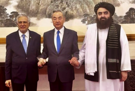 امیرخان متقی با وزیران خارجه چین و پاکستان دیدارکرد