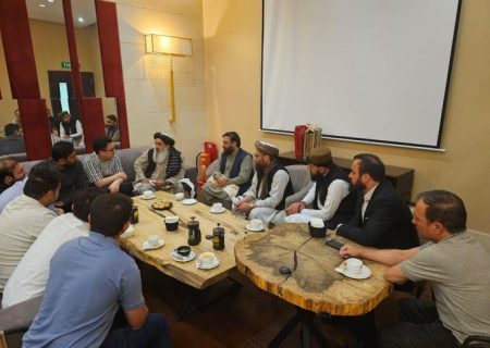 سرپرست وزارت صحت عامه طالبان با جمعی از داکتران افغان در تهران دیدار کرد
