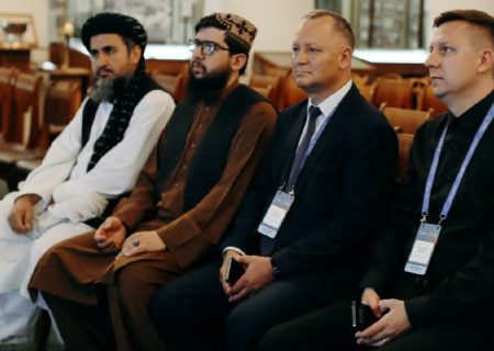 معین معارف طالبان همراه هیئتی به روسیه سفر کردند
