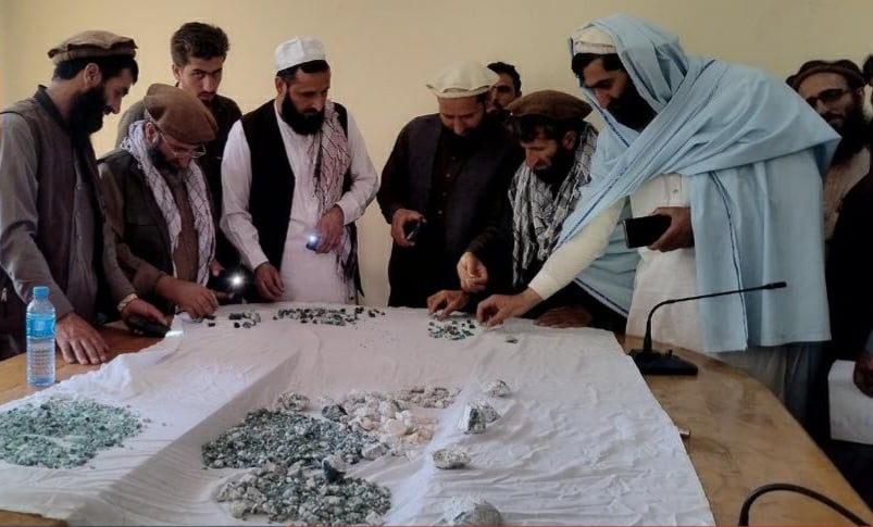 ۲۰ کیلوگرام سنگ بیروج به ارزش حدود دو میلیون افغانی در ولایت نورستان به فروش رفت