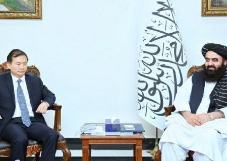 امیرخان متقی، با معاون ولایت سین‌کیانگ چین دیدار کرد
