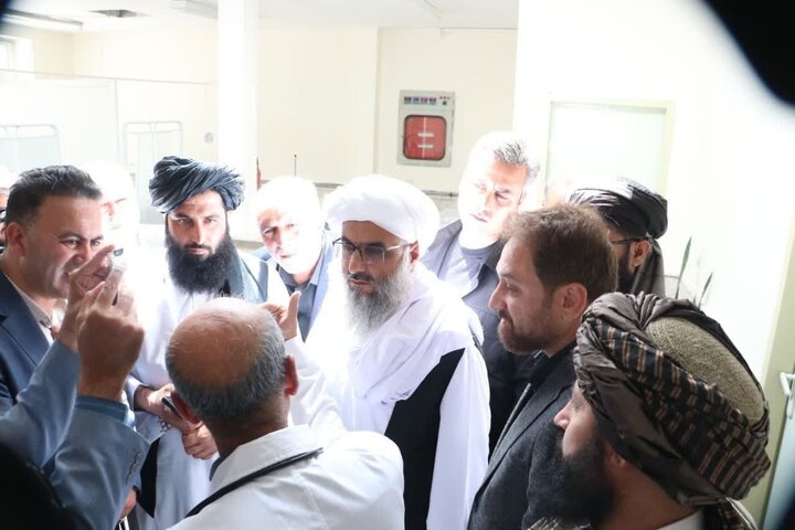 والی طالبان در هرات، از اردوگاه سفید سنگ فریمان بازدید کرد