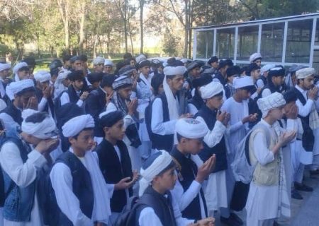 طالبان در بلخ دانش آموزانی که لنگی نداشتند را از صحن امتحان اخراج کردند