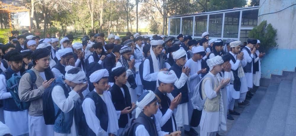 طالبان در بلخ دانش آموزانی که لنگی نداشتند را از صحن امتحان اخراج کردند