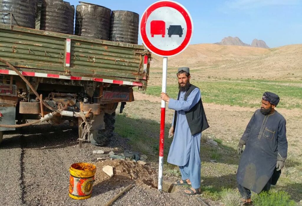 عملیات نصب علائم ترافیکی و تابلوهای رانندگی در ولایت کندز به پایان رسید