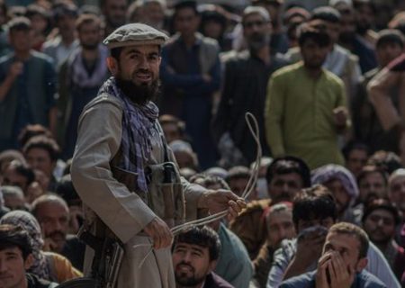 طالبان در پروان ۱۲ نفر را در ملاءعام شلاق زدند