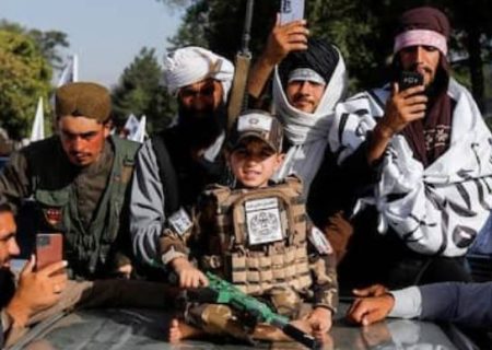 طالبان کودکان را در نمایش نظامی سالگرد تسلط خود در کابل به کار گرفتند