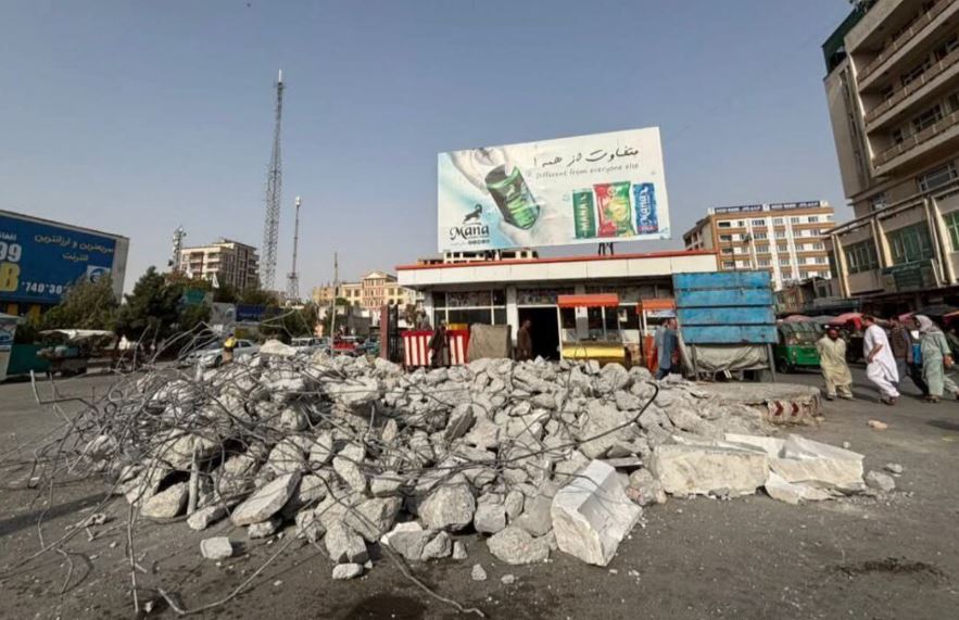 تندیس امیر علیشیر نوایی در مزارشریف توسط طالبان تخریب شد