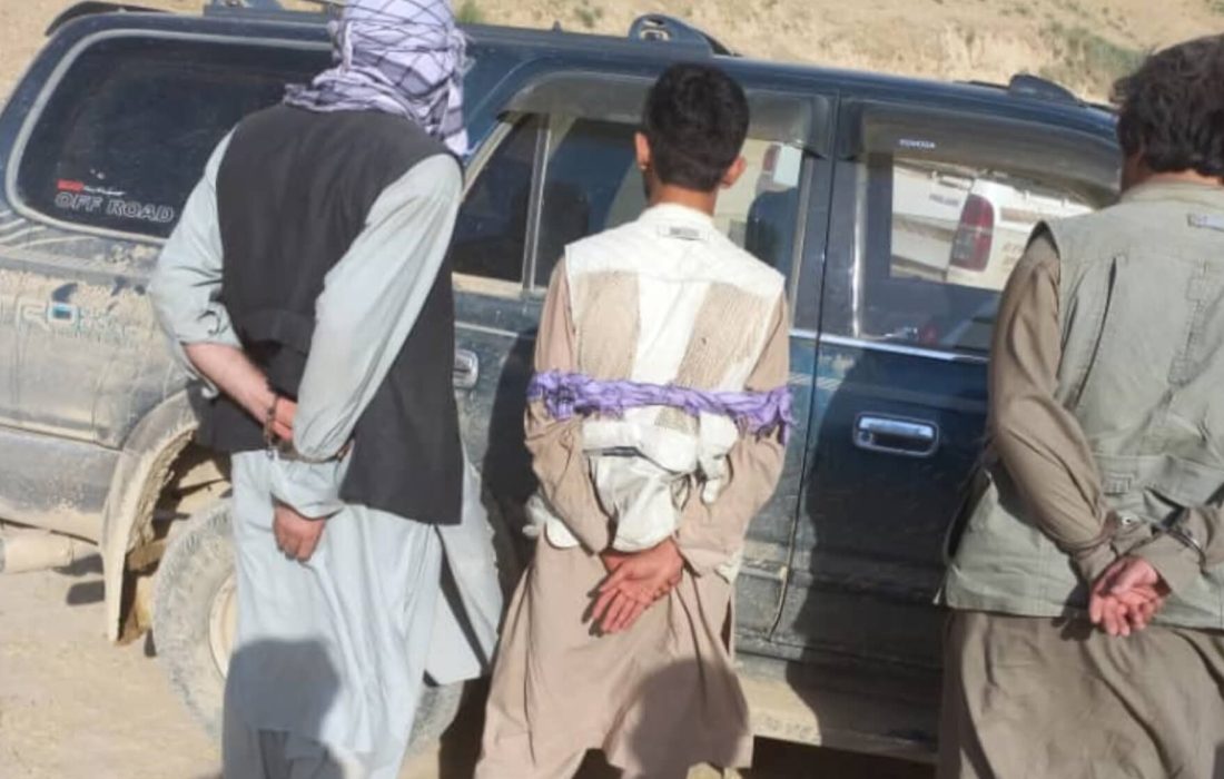 طالبان مدعی شدند که ۳ سارق را همراه ۲۰ میلیون افغانی در بدخشان دستگیر کرده‌اند