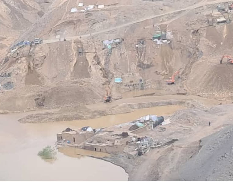 مسئولان طالبان در ارغنجخواه بدخشان به‌جای حضور در محل کار خود، در معادن طلا مشغول چپاول هستند