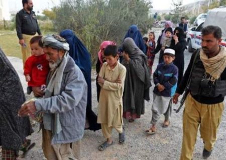 بازگشت ۳۰۰ خانواده و ۳۵۰ زندانی از پاکستان به افغانستان در یک روز