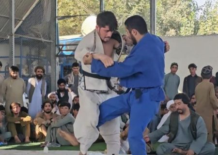 انتخاب ۲۴ ورزشکار برتر در رقابت‌های کشتی پهلوانی کورش در ولسوالی درقد ولایت تخار