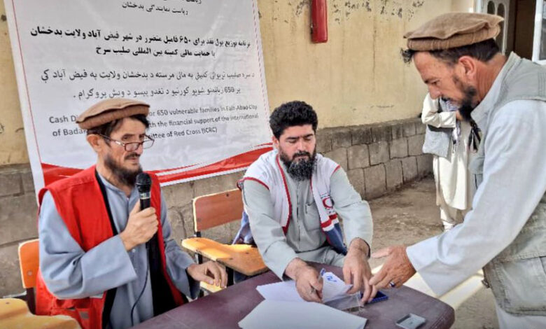 صلیب سرخ به ۲۵۰۰ خانواده آسیبپذیر در سه ولایت بدخشان، بغلان و فاریاب کمک نقدی توزیع کرد