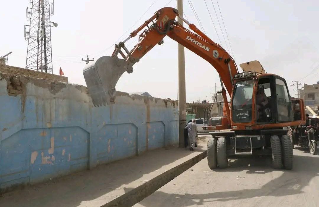 آغاز کار تخریب و پاکسازی مسیر جاده آزادی در کندز   