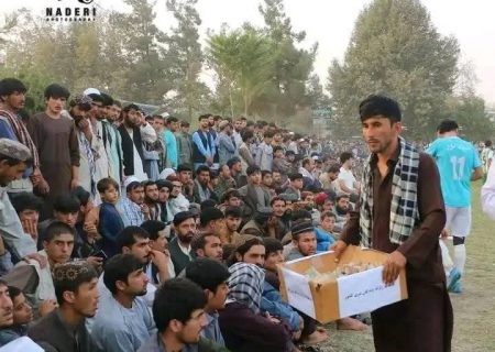 تماشاگران لیگ فوتبال تخار برای زلزله‌زدگان کنر پول جمع کردند