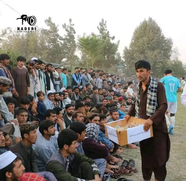 تماشاگران لیگ فوتبال تخار برای زلزلهزدگان کنر پول جمع کردند