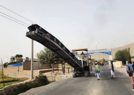 پروژه ترمیم جاده پلخمری – دوشی با هزینه ۳۷.۹ میلیون افغانی در بغلان آغاز شد
