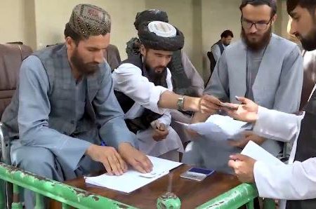 بیش از ۲ میلیون افغانی کمک نقدی برای ۲۷۰ خانواده عودت‌کننده در تخار توزیع شد