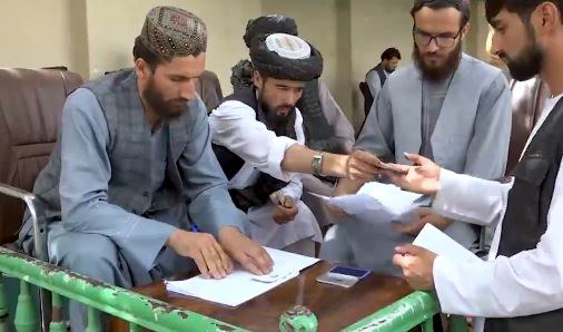 بیش از ۲ میلیون افغانی کمک نقدی برای ۲۷۰ خانواده عودت‌کننده در تخار توزیع شد