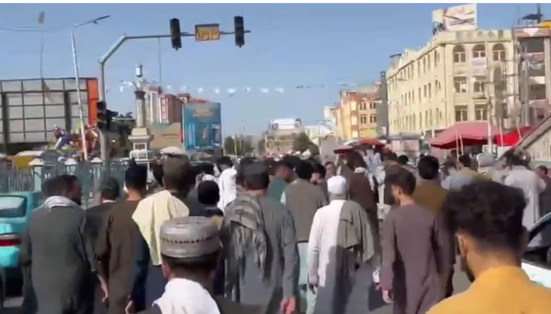 اعتراض مردم مزار شریف به تخریب مغازه‌ها توسط طالبان