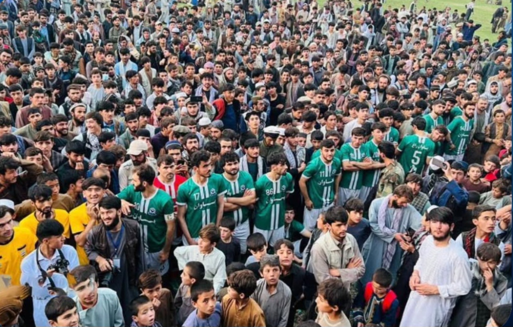 بازیکنان تیم فوتبال ولسوالی یاوان پس از قهرمانی در بدخشان توسط فرمانده پولیس طالبان لتوکوب شدند