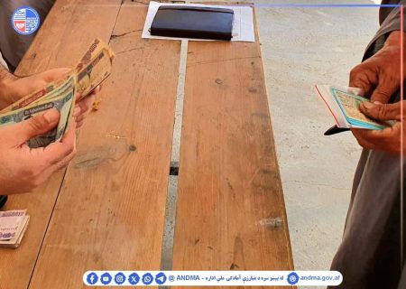 به ۹۰۷ خانواده نیازمند در ولسوالی گلتپه کندز کمک نقدی شد