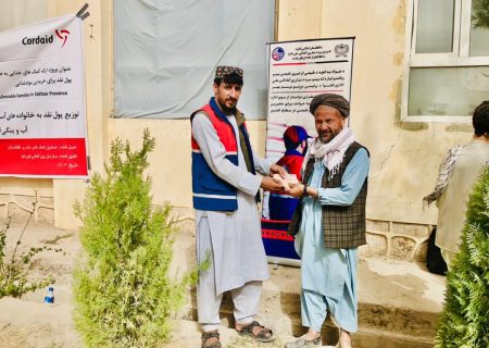 توزیع کمک نقدی به ۵۶۲ خانواده نیازمند در ولسوالی چال تخار   