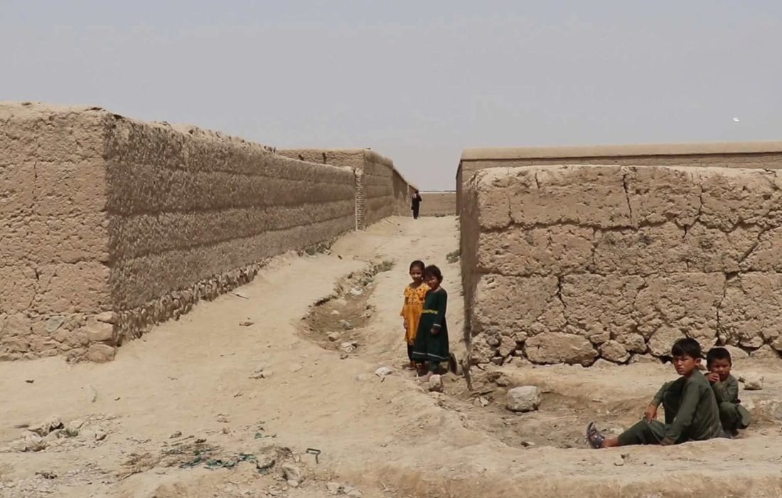 نبود مکتب، درمانگاه و برق در روستای چهلکپه بغلان؛ کودکان در خانههای کرایی درس میخوانند