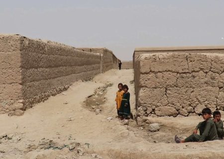 نبود مکتب، درمانگاه و برق در روستای چهل‌کپه بغلان؛ کودکان در خانه‌های کرایی درس می‌خوانند