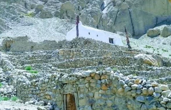 مقبره شاعر اسماعیلی «دیوانشاه» در بدخشان به آتش کشیده شد