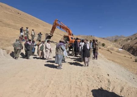 آغاز کار هموارسازی و جغل‌اندازی جاده دو کیلومتری در روستای آبی‌دره یفتل بدخشان