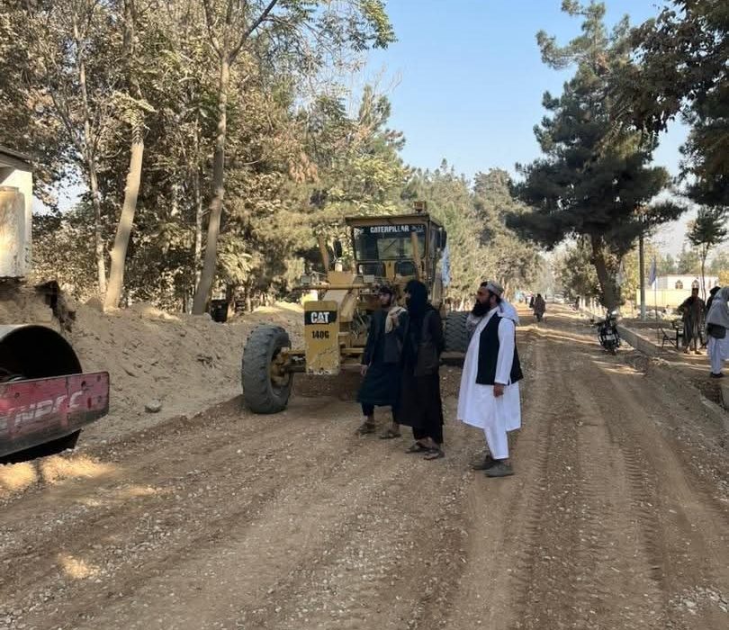 پیشرفت سریع در کار اعمار سرک کانکریتی در پلخمری مرکز ولایت بغلان؛ شهردار از جریان پروژه نظارت کرد