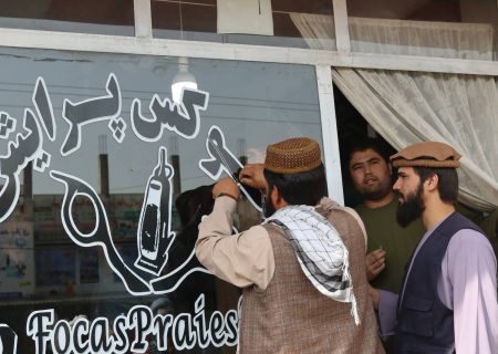 نظارت کمیسیون اصلاح لوحه‌ها و تابلوهای اعلانات از اماکن تجارتی در شهر تالقان مرکز ولایت تخار