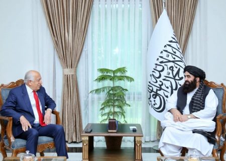 زلمی خلیل‌زاد در دیداری غیر رسمی با امیرخان متقی درباره روابط افغانستان و آمریکا گفتگو کرد   