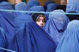 طالبان پوشیدن برقع برای معلمان و شاگردان دختر را در هرات الزامی کردند