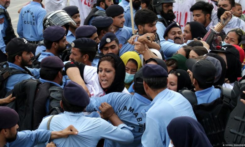 پلیس پاکستان مهاجران افغان در اسلام‌آباد را لت‌وکوب و زنان و کودکان را بازداشت کرد