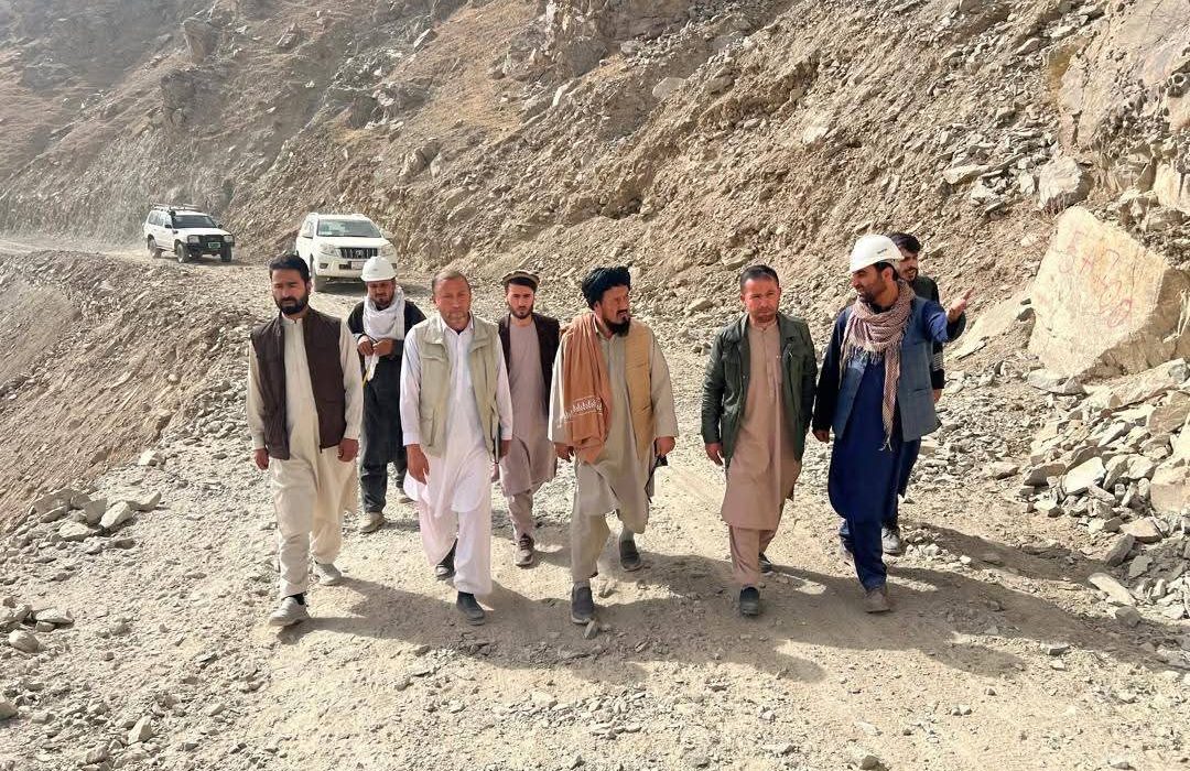 نظارت رئیس اقتصاد بدخشان از پروژه هموارکاری و عریضسازی سرک پلکُزر تا بازار اتفاق یفتل