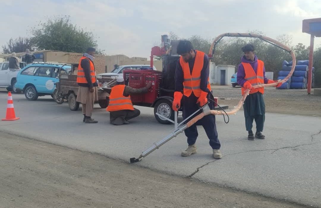 آغاز کار ترمیم و سیلینگ شاهراه کندز – تخار به ارزش ۳ میلیون افغانی