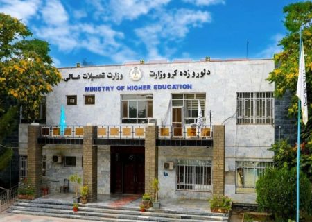 درخواست وزیر تحصیلات عالی طالبان از سازمان همکاری اسلامی برای همکاری علمی و تجهیز لابراتوارهای افغانستان
