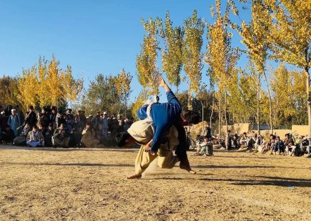 رقابت‌های کشتی محلی کورش در ولسوالی بهارک تخار با حضور ۵۰ ورزشکار برگزار شد  