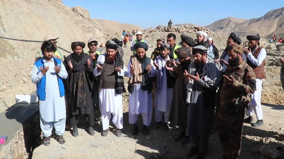 سنگ تهداب مکتب هشتصنفی برای مهاجرین در قریه صیاد دهنه غوری بغلان گذاشته شد