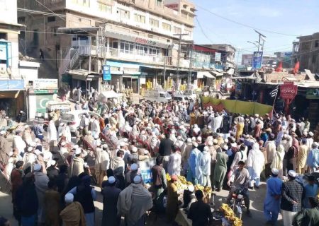 تظاهرات در لندی کوتل پاکستان؛ بازرگانان خواستار بازگشایی گذرگاه مرزی تورخم شدند   