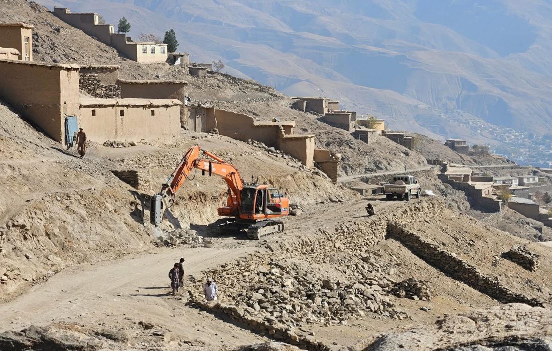 آغاز کار جغلاندازی جادۀ سهکیلومتری در فیضآباد بدخشان