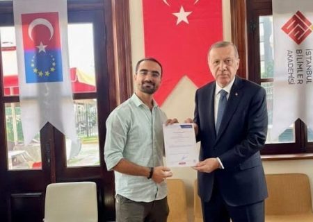 میلاد استانکزی، دانشجوی افغانستانی، از سوی رئیس‌جمهور ترکیه به عنوان پژوهشگر برتر استانبول معرفی و تقدیر شد