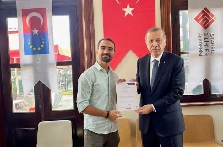 میلاد استانکزی، دانشجوی افغانستانی، از سوی رئیسجمهور ترکیه به عنوان پژوهشگر برتر استانبول معرفی و تقدیر شد