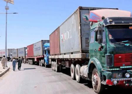 توقف بیش از هشت‌هزار کانتینر تاجران افغان در پاکستان؛ وزارت تجارت طالبان خواهان گفت‌وگو با اسلام‌آباد شد