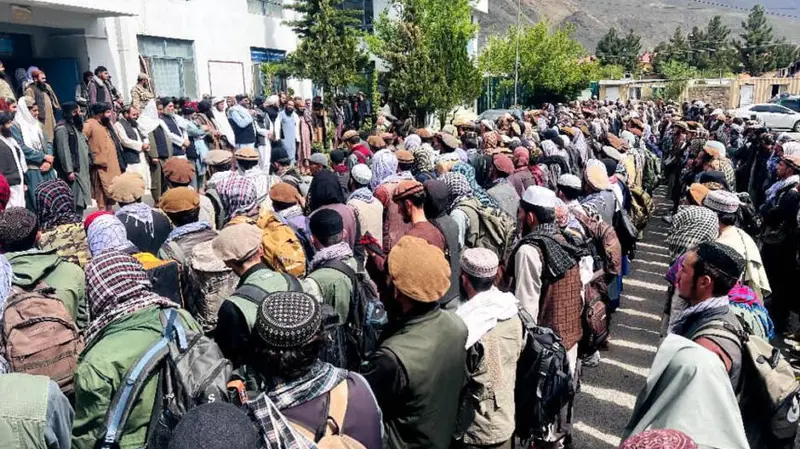 خودداری طالبان از توزیع سلاح به افراد بومی در پنجشیر؛ تهدید به منفک شدن در صورت خریداری‌نکردن سلاح   
