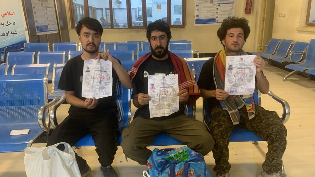 ۴۳۳ مهاجر افغانستان از زندانهای پاکستان و عراق آزاد شده و به کشور بازگردانده شدند
