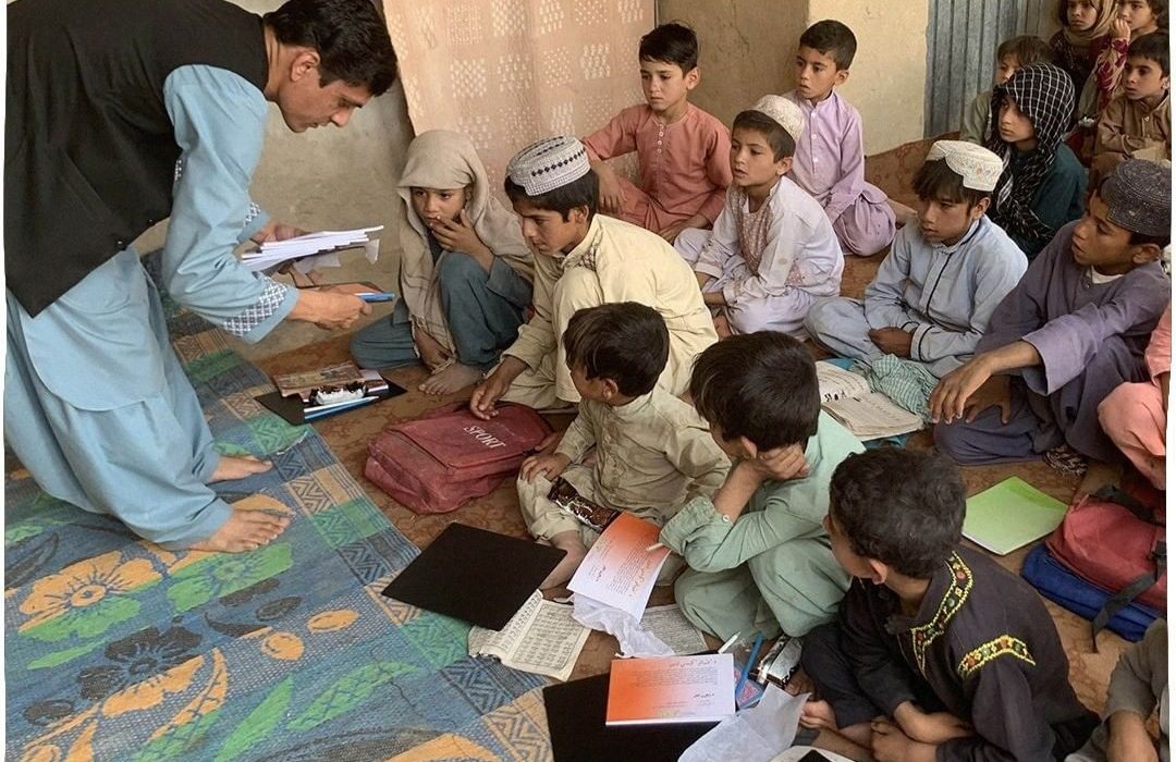 طالبان در تخار معاش معلمانی را که تذکره الکترونیکی ندارند، پرداخت نمیکنند